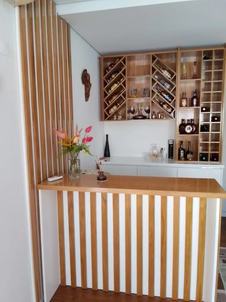 Bar com garrafeira e ripado
