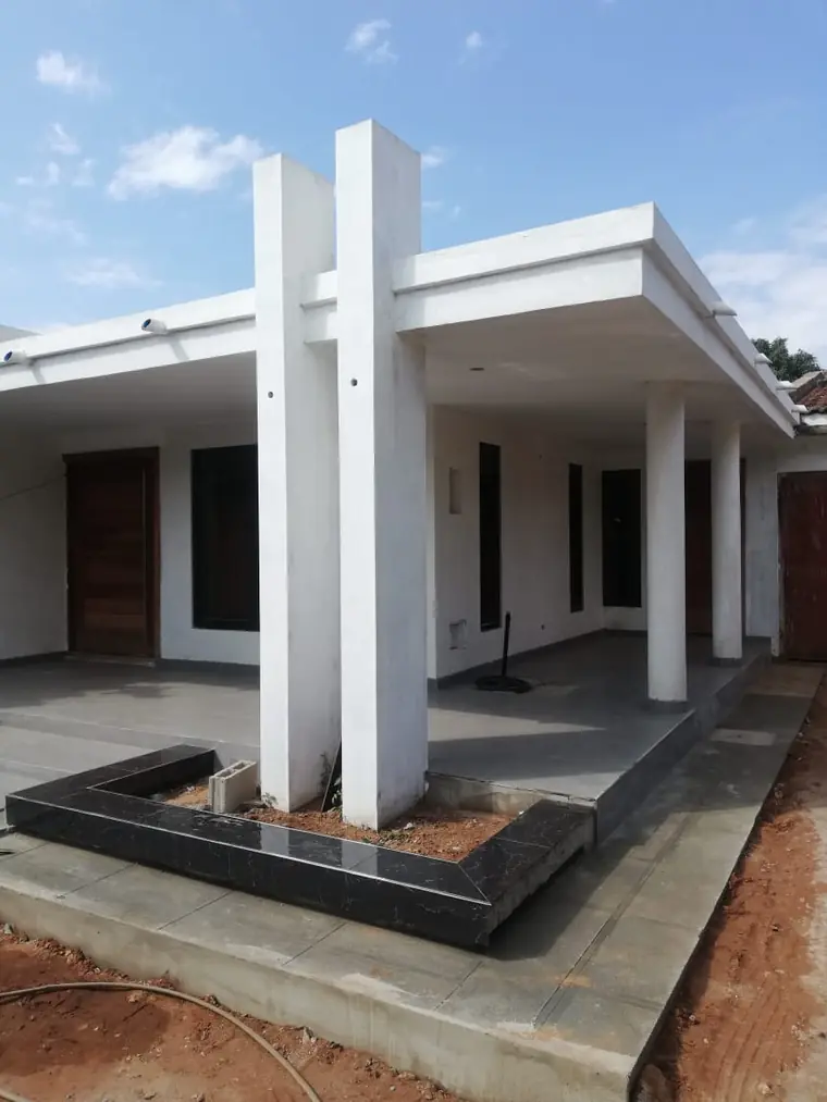 Alpendre com pilares em obra