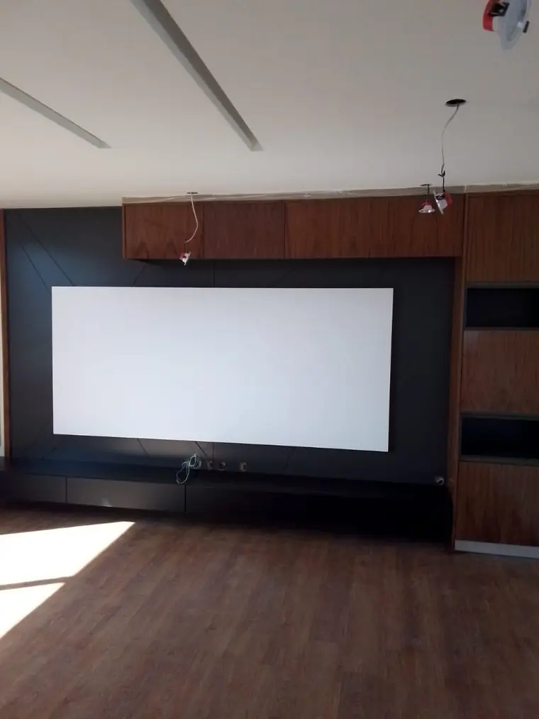 Sala com painel de TV por medida